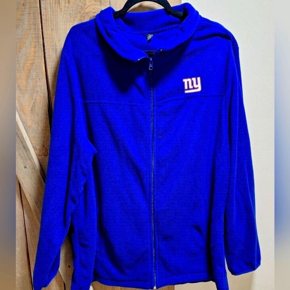 A Dunbrooke New York Giants mens sweatshirt in a size XL. NWT. With no flaws.